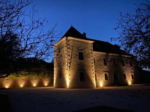 Saint-Cyprien Bed & Breakfast | Discover Domaine de Cazal: Nature Retreat with Pool