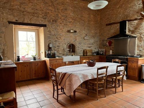 Septfonds House | Relax at Domaine de Fangal: Poolside Gîtes with Ocean Views