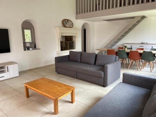 Bessan Apartment | Relax at Domaine de l'Aumone: Pet-Friendly Retreat with Pool
