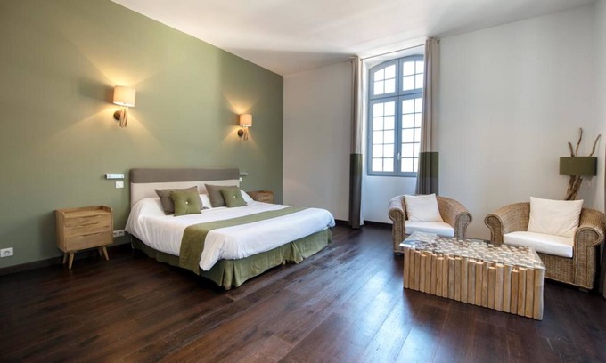 Oeyreluy Hotel | Relax at Domaine de l'Esperon with Spa and Hot Tub Access