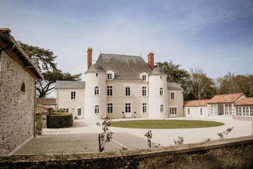 La Chapelle-Basse-Mer Bed & Breakfast | Experience Domaine de La Mazure: Oceanfront Relaxation Awaits