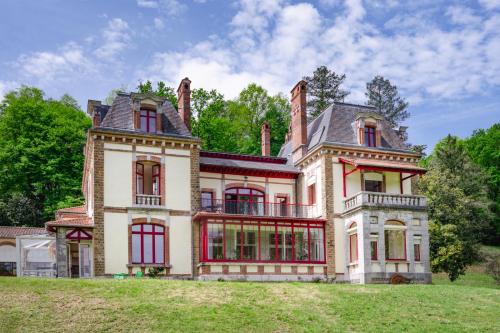 Gelos Bed & Breakfast | Elegant Family Retreat at Domaine de la Tisnère - 5 Star