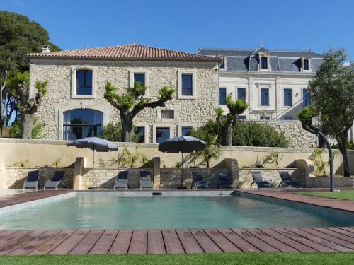 Vendres House | Pet-Friendly Domaine de la Vidalle with Oceanfront Pool