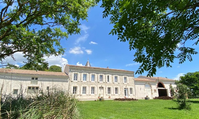 Castelnaudary Bed & Breakfast | Serene Domaine de Lanis: Poolside Retreat with Ocean Views