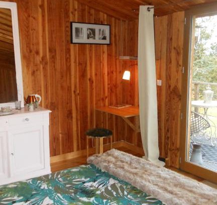 Dore-lʼEglise Bed & Breakfast | Relax at Domaine de Sault with Oceanfront Pool Access