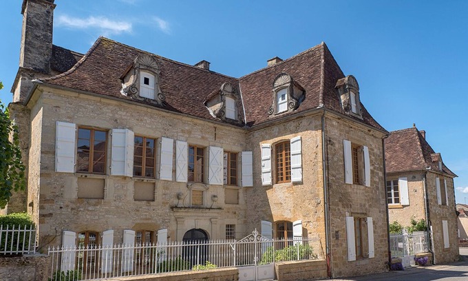 Saint-Medard House | Discover Domaine de Vielcastel: Poolside Family Retreat