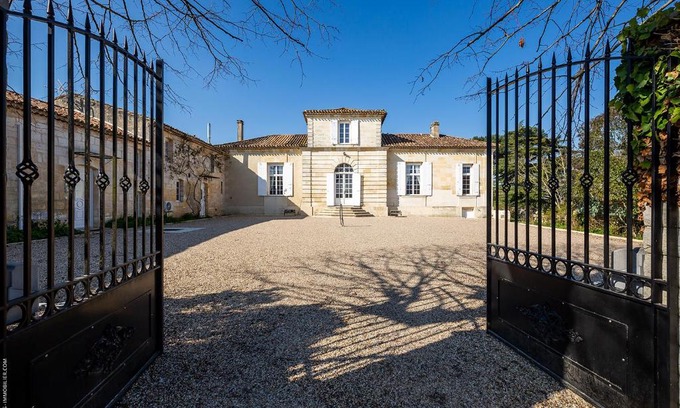Ambares-et-Lagrave House | Discover Domaine du Chauvet: Family-Friendly Retreat