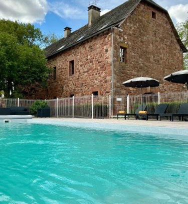 Saint-Cyprien-sur-Dourdou Bed & Breakfast | Relax at Domaine du Mas Naut: Oceanfront Bliss Awaiting