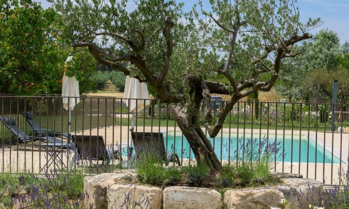 Les Baux-de-Provence Apartment | Inviting Escape at Domaine du Mas Foucray with Ocean Views