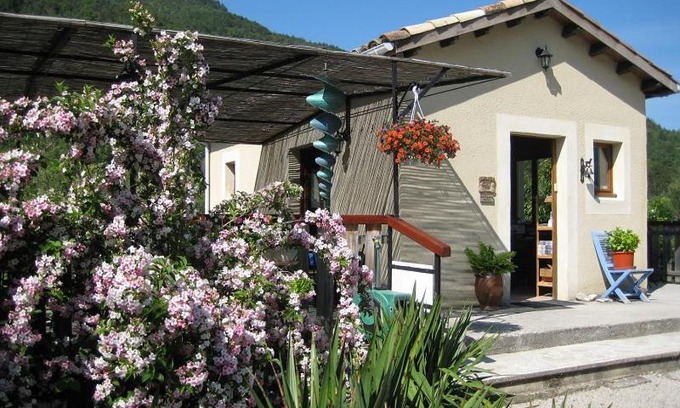 Die House | Discover Domaine du Murier: Pet-Friendly Retreat with Breakfast