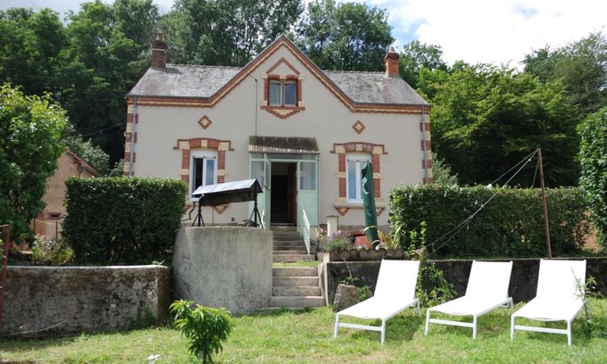 Issy-l'Eveque House | Inviting Domaine du Pavillon Gîte with Oceanfront Views