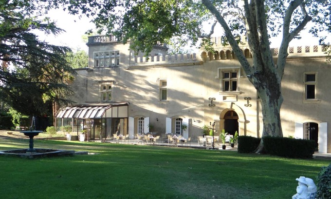 Bagnols-sur-Ceze Hotel | Discover Domaine du Val de Cèze with Pool & Restaurant