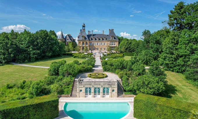 Saint-Medard-d'Excideuil RV Rental | Discover Domaine d'Essendiéras: Family-Friendly Retreat