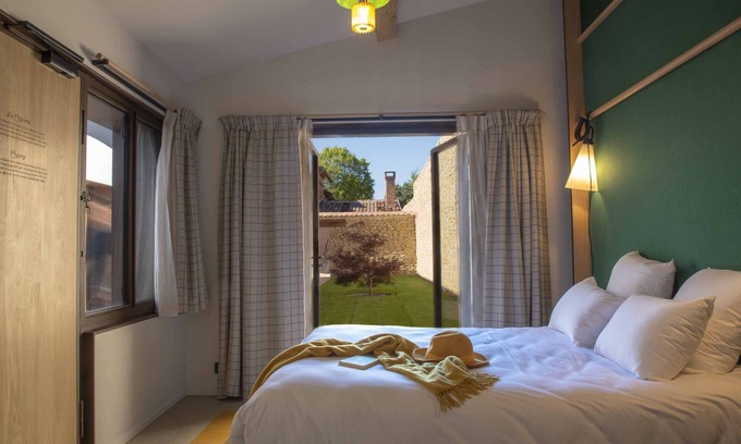 Saint-Cyr-au-Mont-d'Or Hotel | Family-Friendly Stay at Domaine Les Lanternes with Pool
