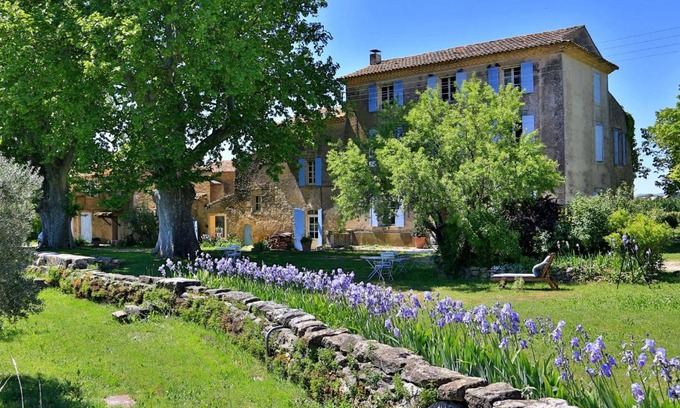 Puyvert Bed & Breakfast | Pet-Friendly Domaine la Carraire with Ocean Views & Pool