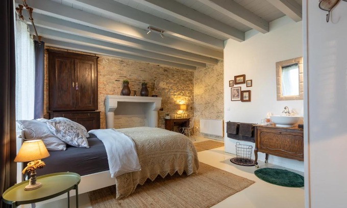 Louroux-de-Beaune Bed & Breakfast | Discover Domaine La Pomme de Pin: Family-Friendly Retreat