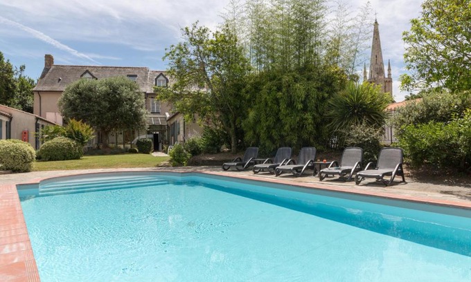 Bouin Hotel | Experience Domaine Le Martinet: Pet-Friendly Oceanfront Retreat