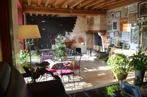 Coulanges-la-Vineuse Bed & Breakfast | Pet-Friendly Domaine Maltoff with Ocean View & Restaurant