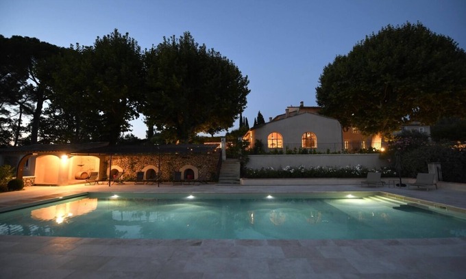Gargas Bed & Breakfast | Indulge at Domaine Perréal: Perfect Poolside Retreat