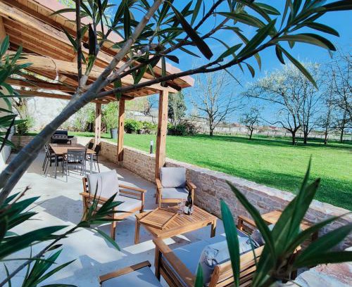 Saint-Loup-Geanges House | Pet-Friendly Gîte "Le Petit Loup" near Beaune – Rated 9.5