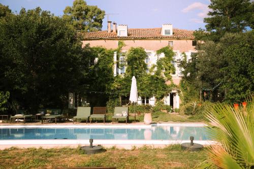 Meze Apartment | Discover Domaine Sesquier: Guest Rated 9.6 with Pool & Family Perks