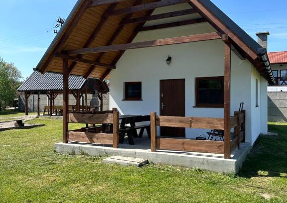 Wilczogora Cabin | Cozy Lakefront Getaway for 6 with Scenic Ocean Views