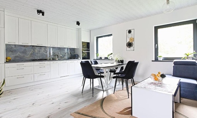 Elblag Villa | Scenic Domek na wsi with Ocean View and Hot Tub
