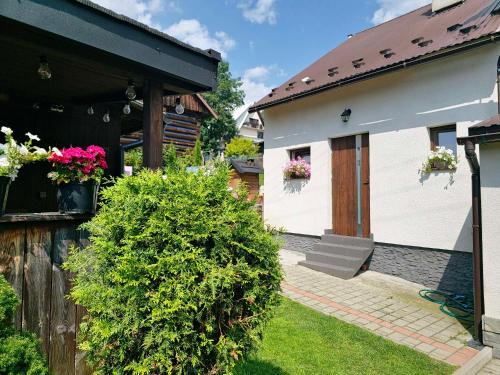 Czorsztyn Apartment | Pet-Friendly Domek Całoroczny u Starców with Pool & Kids' Fun