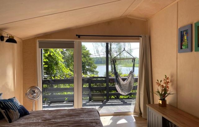 Gietrzwald House | Escape to Domek nad jeziorem: Pet-Friendly Retreat