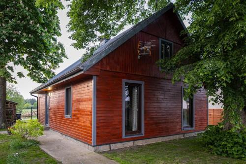 Karniewek Apartment | Idyllic Domek nad rzeką: Family-Friendly Retreat with Kitchen