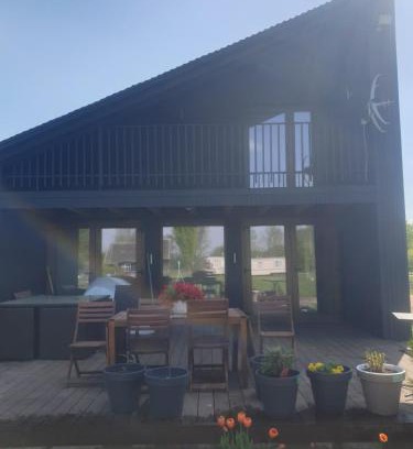 Łuka Apartment | Inviting Domek nad wodą: Pet-Friendly Retreat with Hot Tub