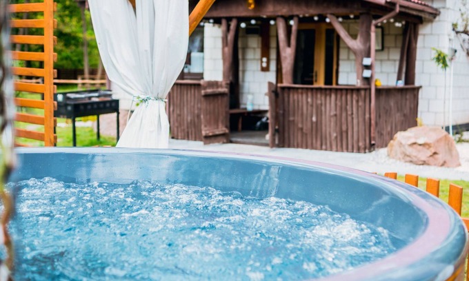 gmina Ozarow House | Cozy Retreat with Hot Tub in the Heart of Secluded Forest
