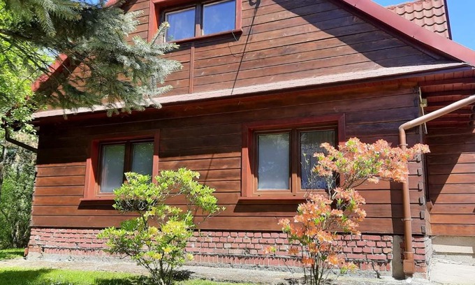 Zator House | Cozy Domek Zacisze: Eco-Friendly Getaway with Hot Tub