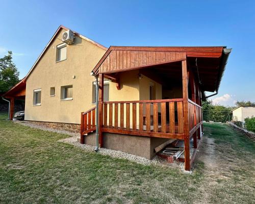 Balatonszepezd House | Idyllic Domi ház - Panoráma Nyaraló with Oceanfront Views