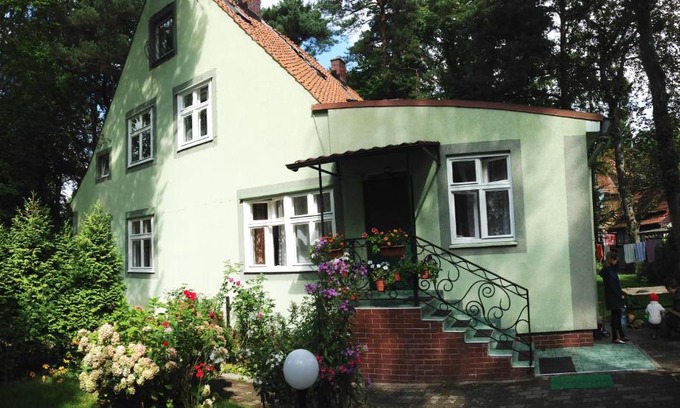 Svetlogorsk House | Budget-Friendly Stay at Domik na Sadovoy - Child Friendly!