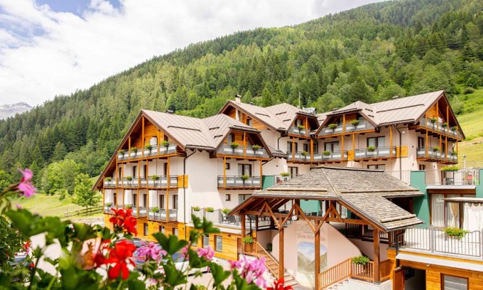 Cogolo Hotel | Discover Domina Parco Dello Stelvio: 4-Star Retreat Awaits