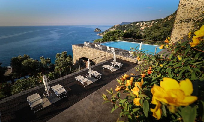 Bergeggi Resort | Escape to Dominio Mare Resort & SPA: Beachfront Bliss Awaits