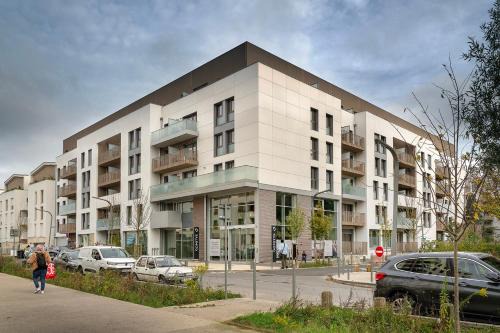 Villepinte Apartment | Inviting Domitys Calandra: Pet-Friendly Retreat with Pool