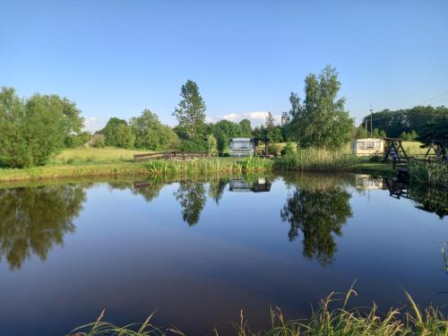 Mragowo House | Tranquil Getaway: Domki i Pokoje by the Lake near Mrągowo