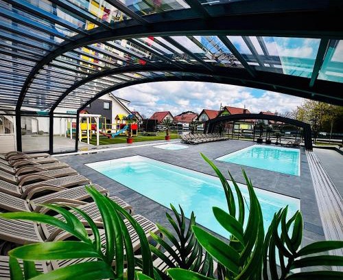 Wladyslawowo Apartment | Relaxing Domki z Basenami Kotwica Park with Ocean Views
