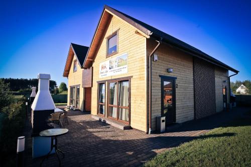 Karwienskie Bloto Drugie House | Charming Domki Letniskowe Lilka: Family-Friendly Getaway