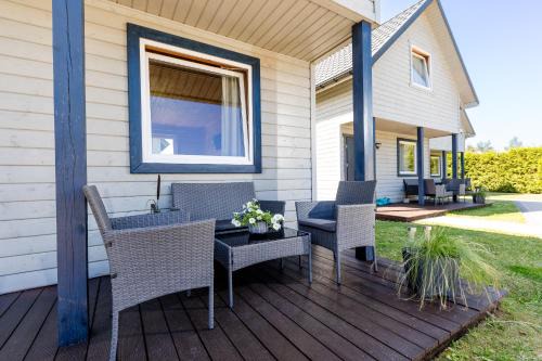 Rewal Cabin | Pet-Friendly Retreat at Domki letniskowe Modrzew