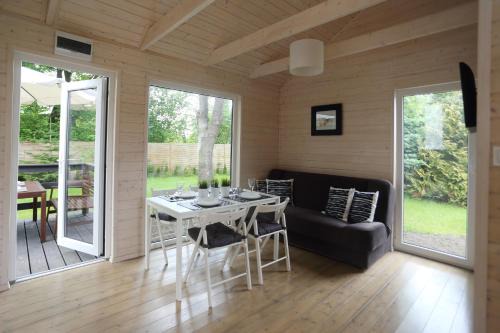 Karwienskie Bloto Drugie Cabin | Pet-Friendly Domki nad Morzem with Ocean View & Family Perks