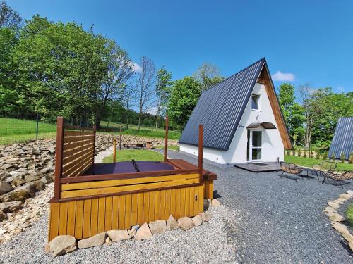 Stary Gierałtow Ski Chalet | Discover Domki na Sudeckiej Polanie: Pet-Friendly Retreat