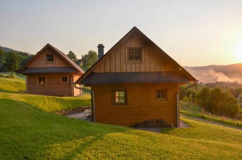 gmina Zembrzyce House | Unwind at Domki Pod Dębem with Oceanfront Views