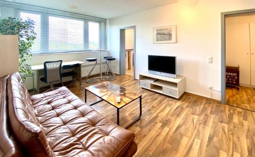 Neuehrenfeld Apartment | DOMspitzen-BLICK: Trendy 2-Room Apt with Rooftop Pool