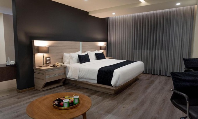 Downtown Queretaro Hotel | Discover Domun Hotel: 5-Star Retreat with Hot Tub & Dining