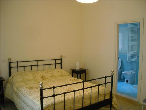 Vomero Bed & Breakfast | Pet-Friendly Retreat at Domus Aurea with Breakfast Included