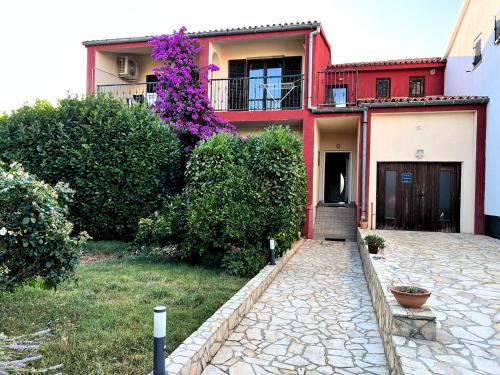 Banjole House | Discover Domus Maria: Poolside Oasis with Free Parking