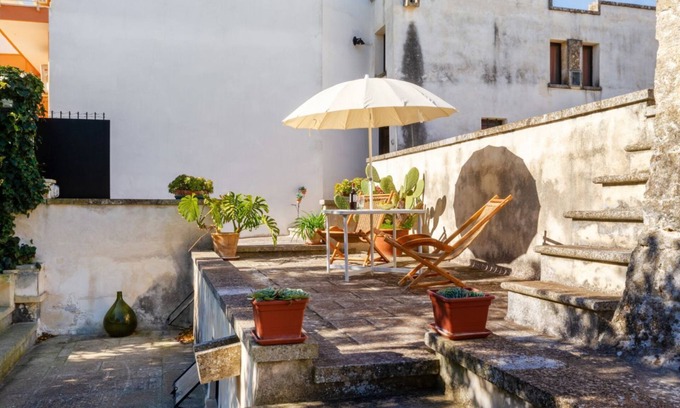 Squinzano Apartment | Cozy Domus Perrone: Garden Retreat 10 Min from the Sea